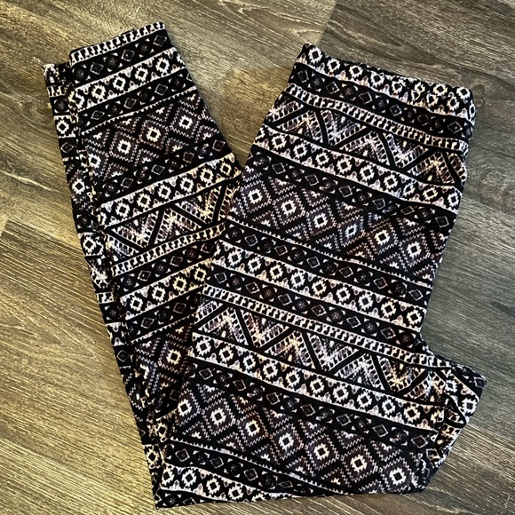 FADED GLORY PURPLE BLACK & WHITE PRINTED LEGGINGS | 2XL (18W-20W) - Picture 3 of 4